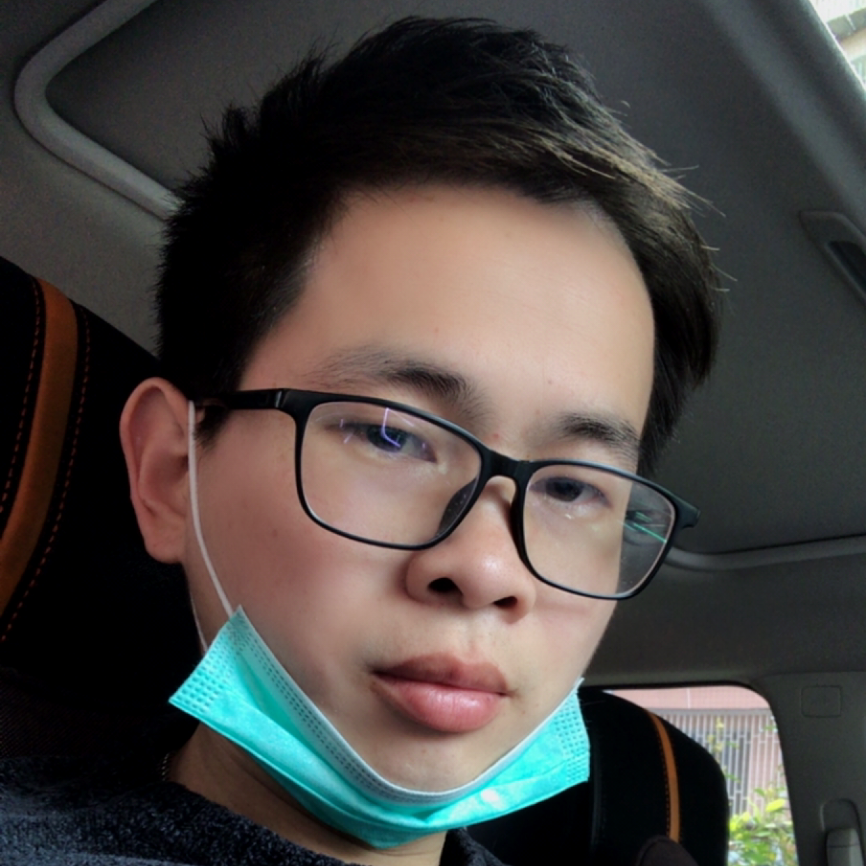 微笑的很纯粹的照片