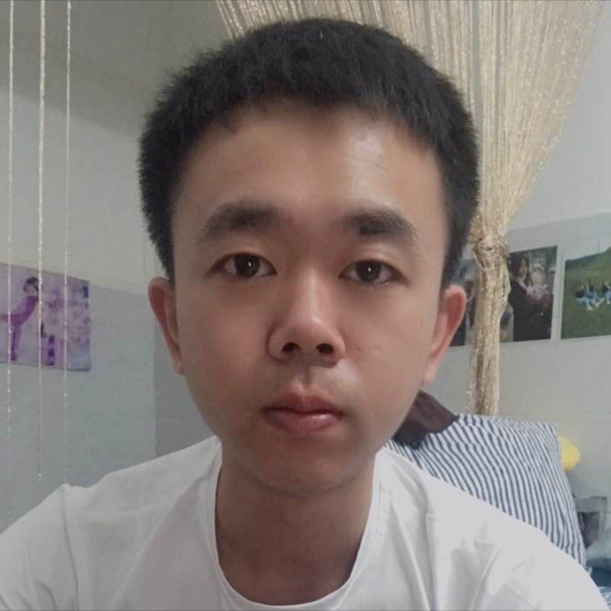 土豪和水杯的照片
