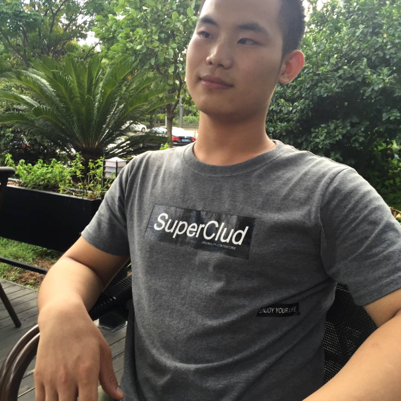 大象笑一个人的照片