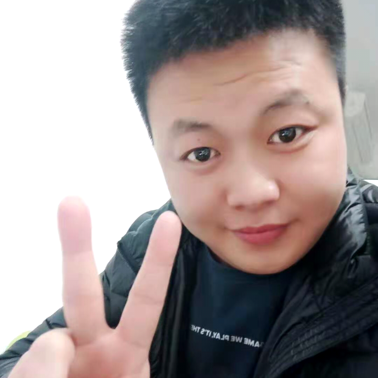 笑而不语。的照片