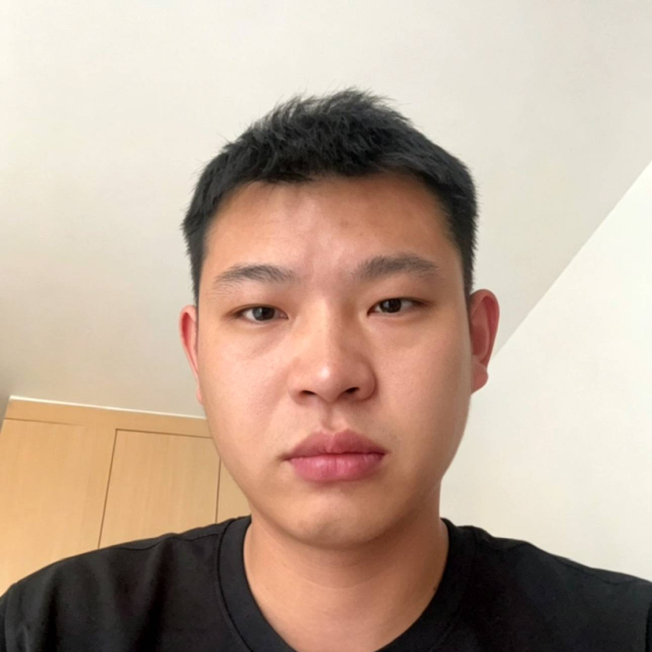 路边等车人的照片