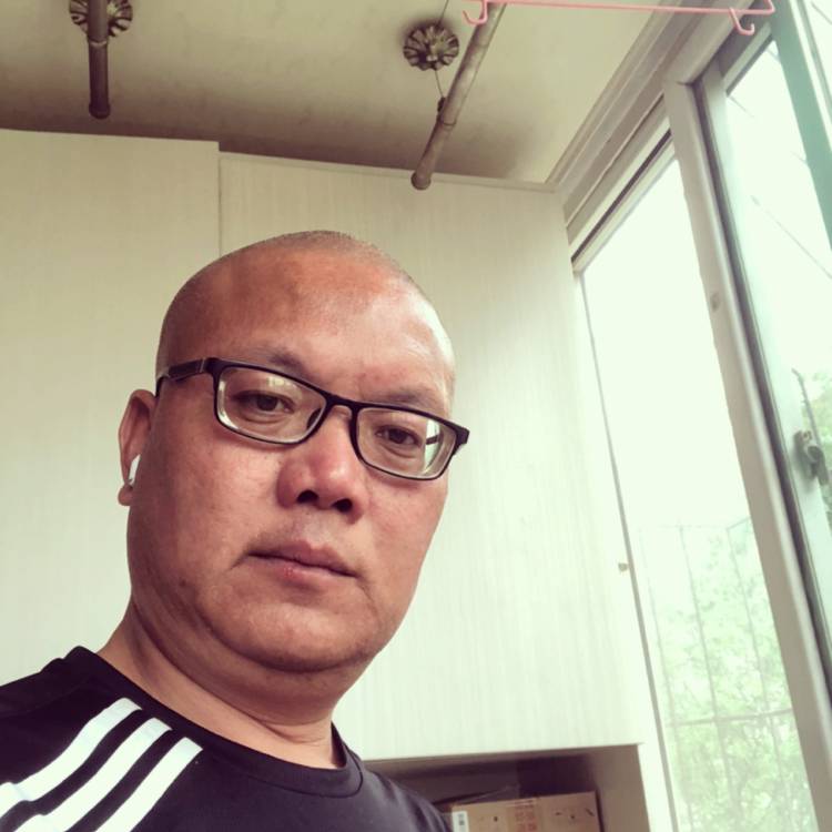 老师浅吻如意的照片