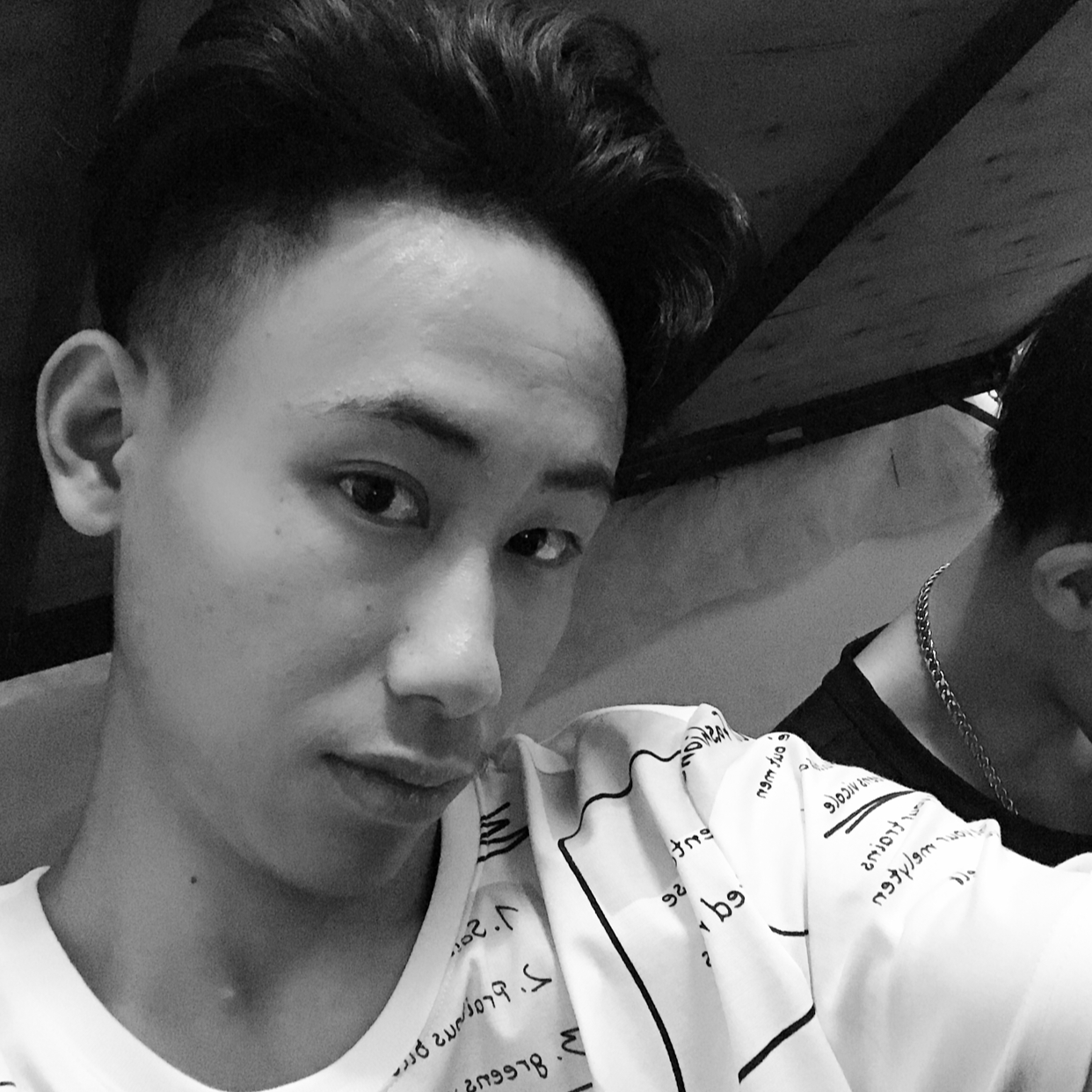 兴奋挽手数据线的照片