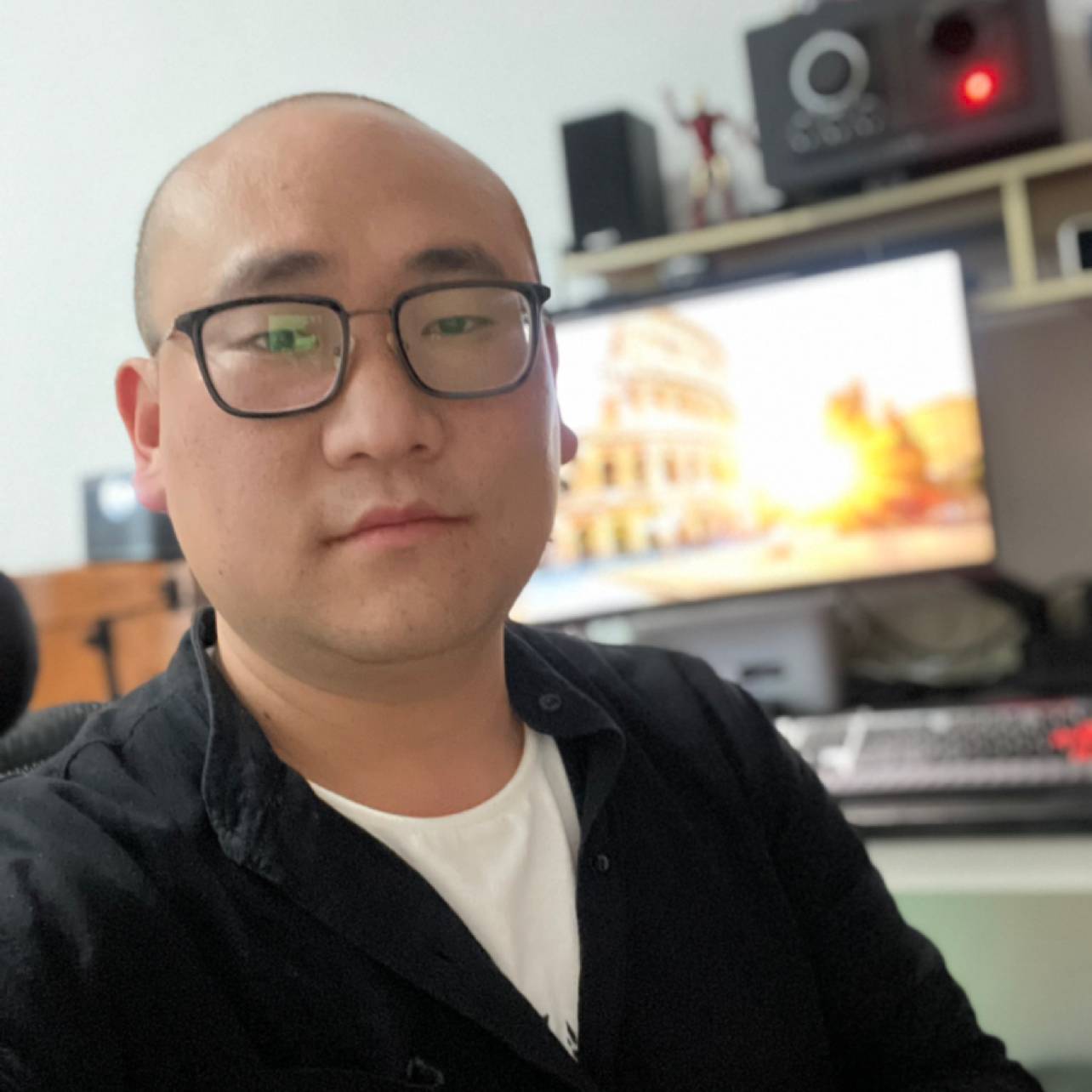 黑色的毛衣呀的照片