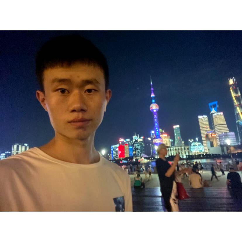 酸奶笑留胡子的照片