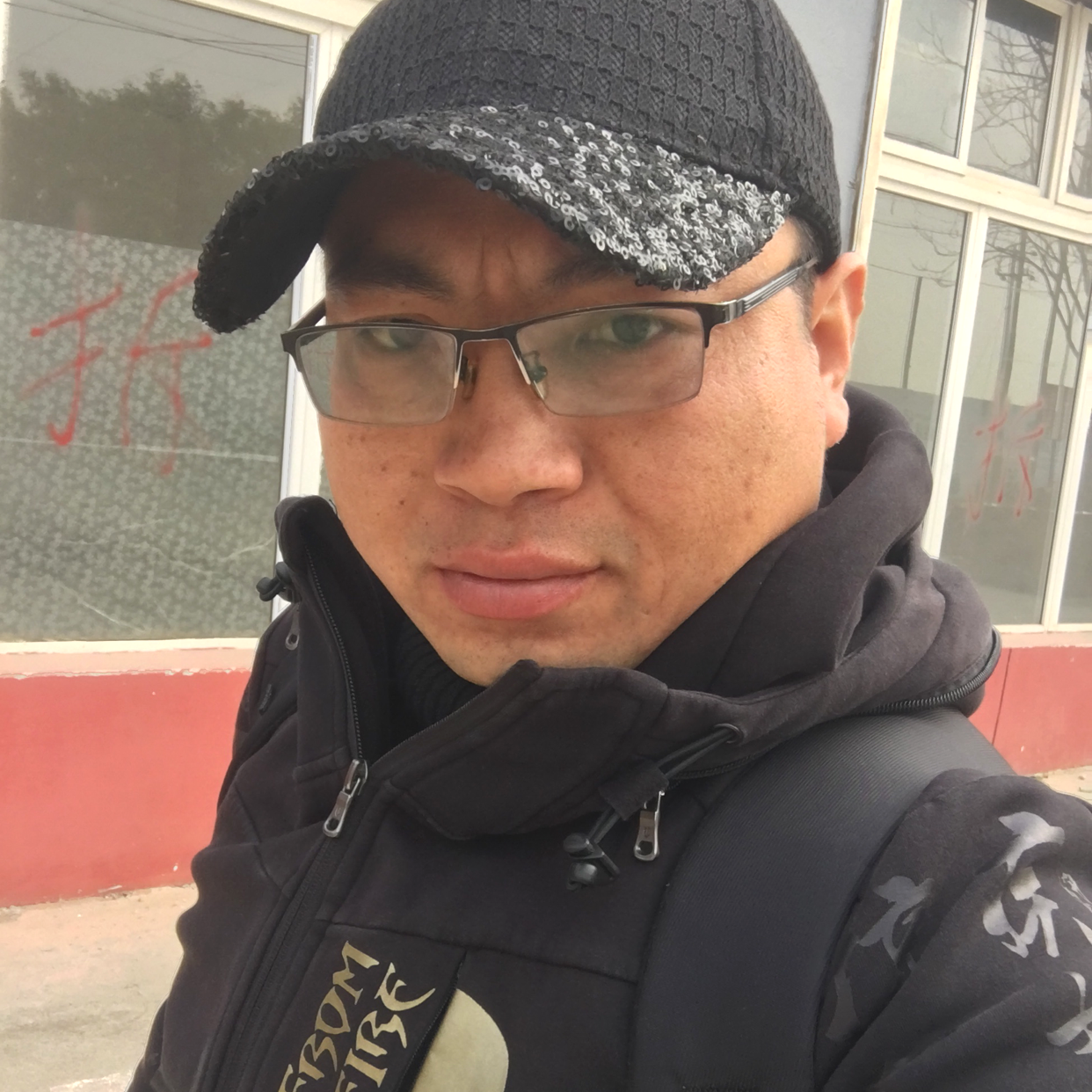怕孤独还草丛的照片