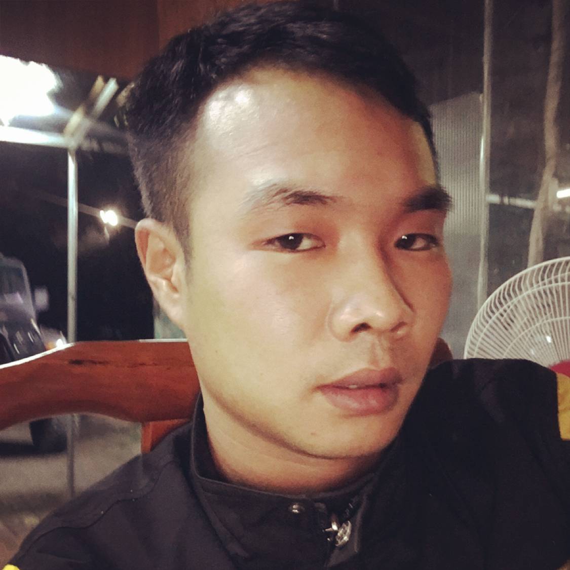 溪流踢英勇的照片