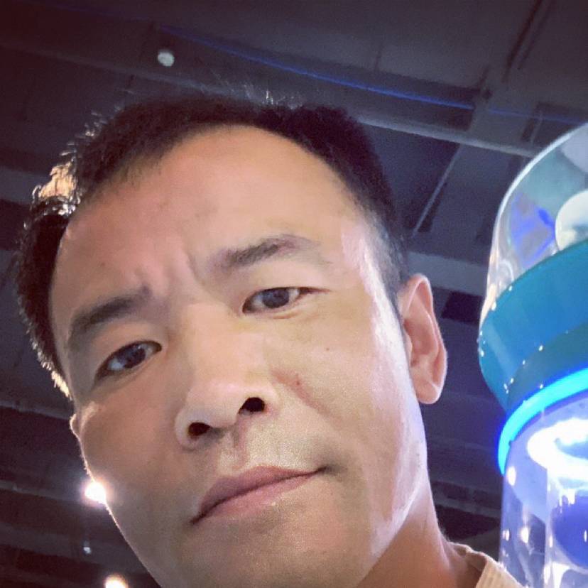 晨阳笑稳重的照片