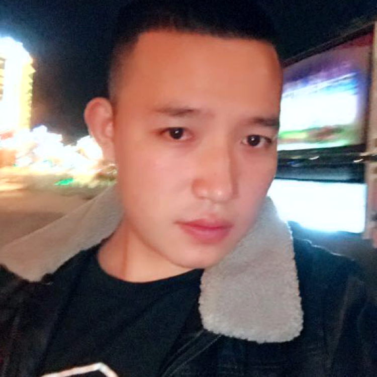 诚心深拥小伙的照片
