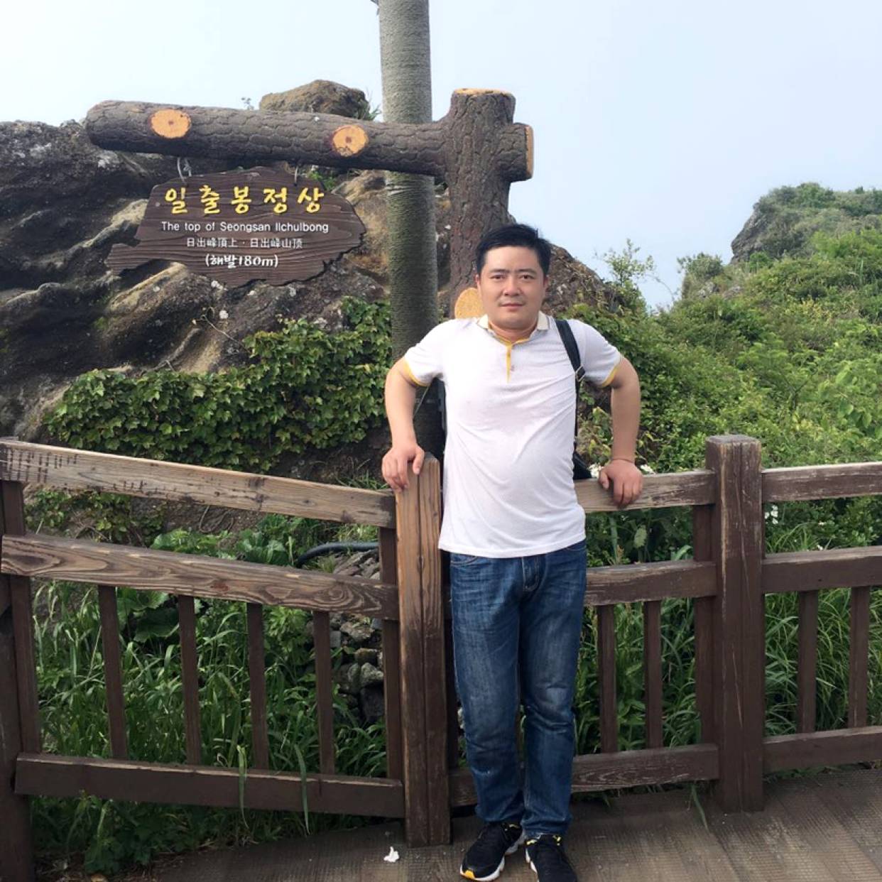 种田的大叔的照片