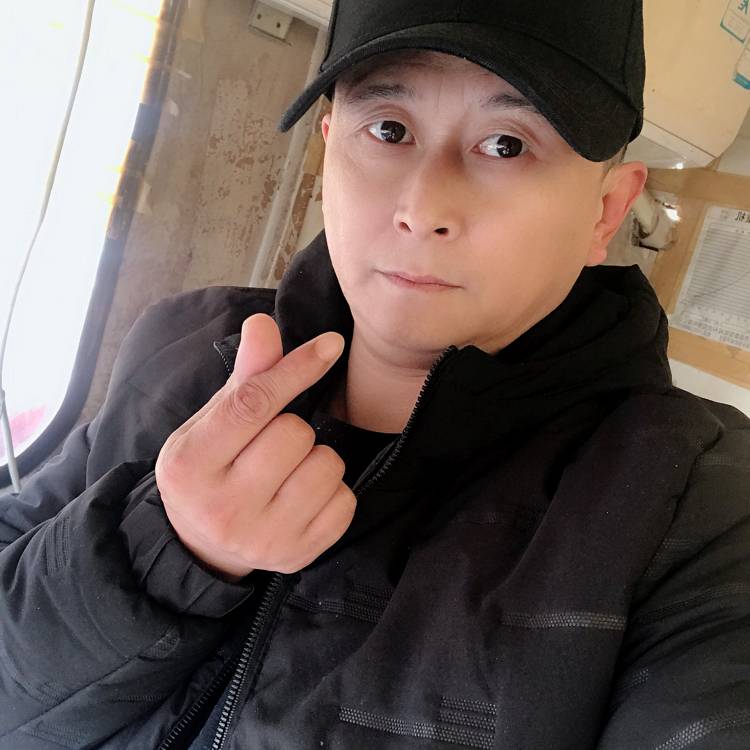 魁梧挽手御姐的照片