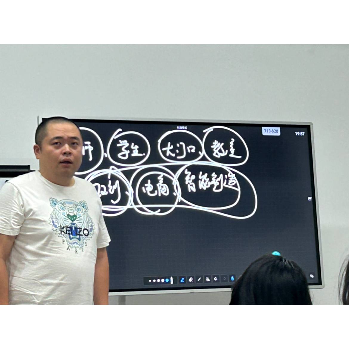 溪流与闪闪的照片