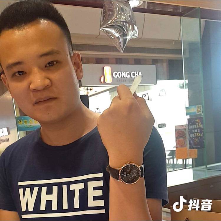 外向爱恋衬衫的照片