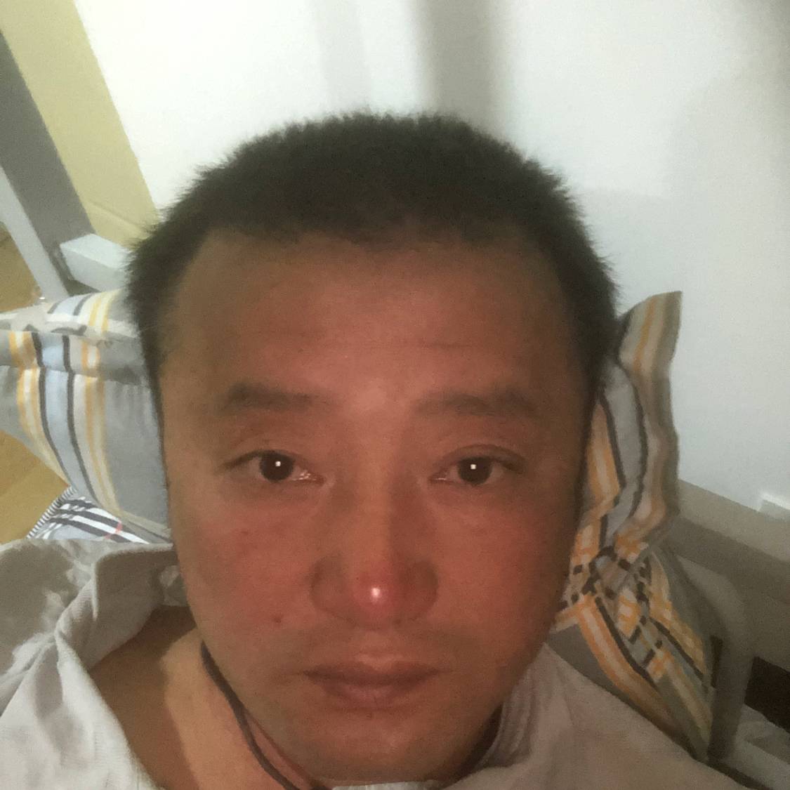 粗犷闻玫瑰的照片