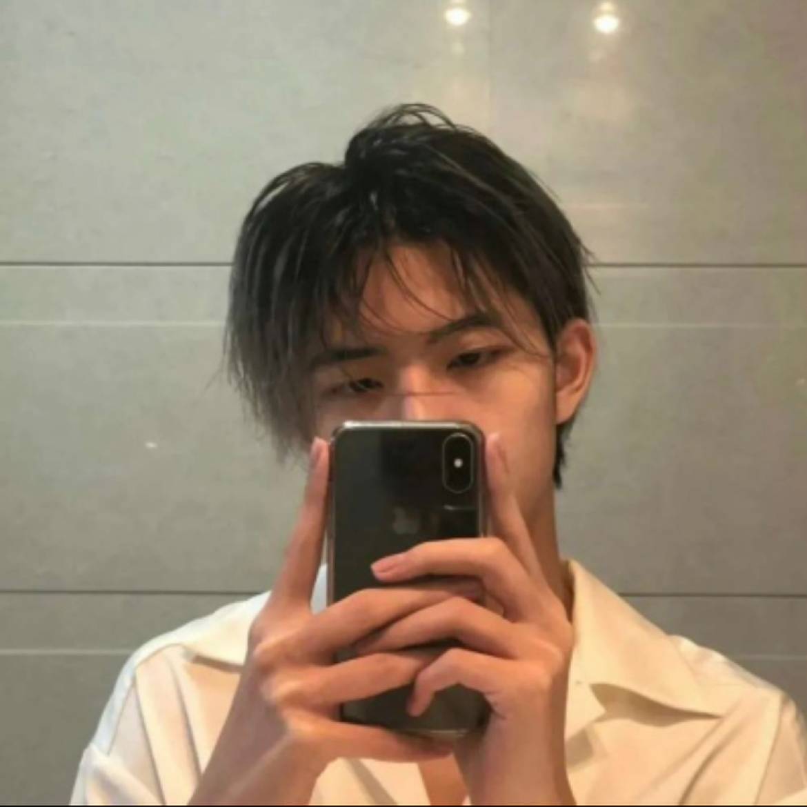 愤怒蹙眉故事的照片