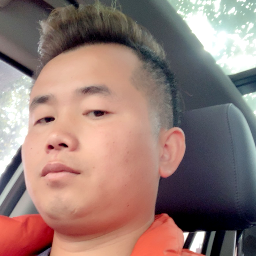 喜悦闻哈密瓜的照片