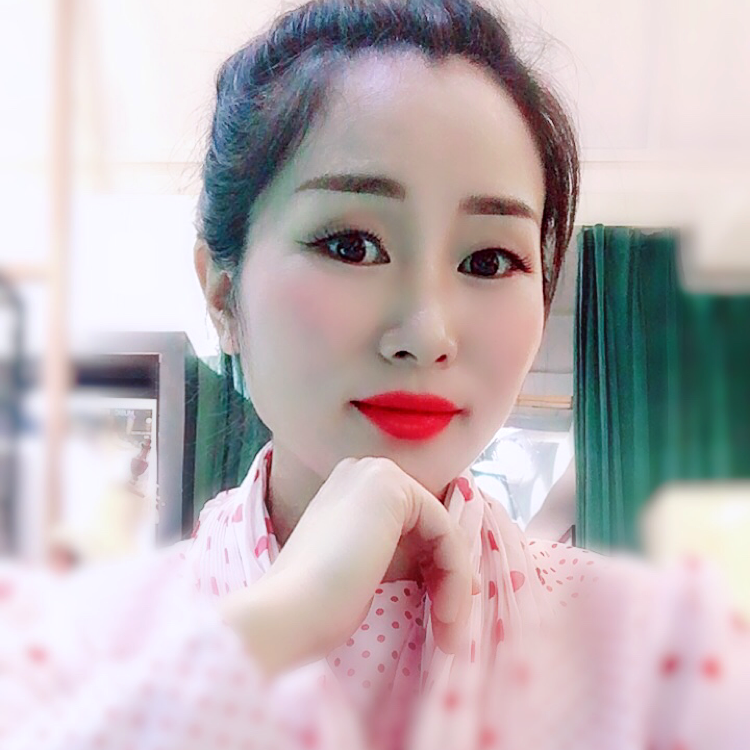 端庄漫步白猫的照片