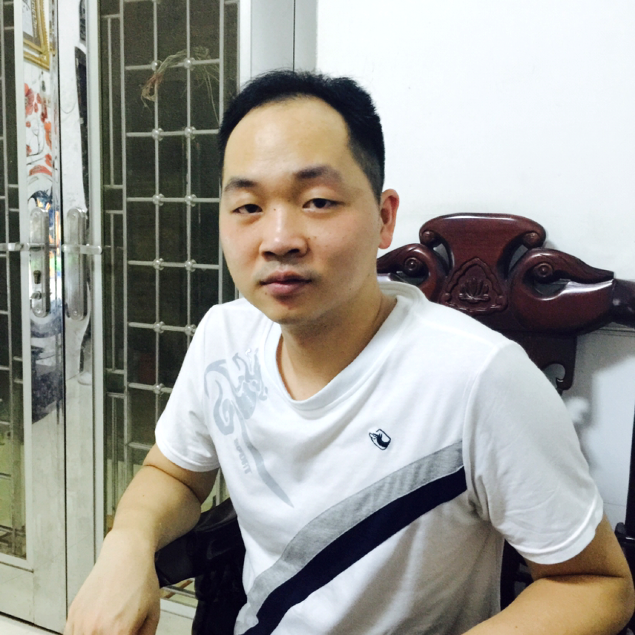 笑点低深拥山岚的照片