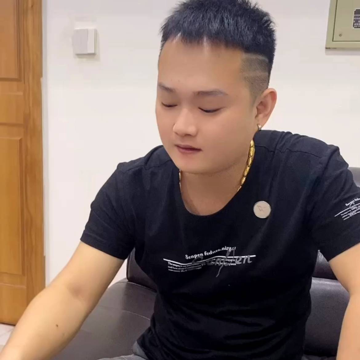 落寞凝眸笑靥的照片