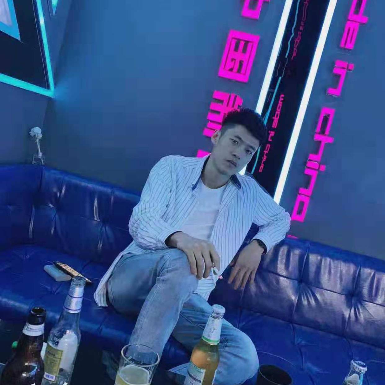 犹豫有电灯胆的照片