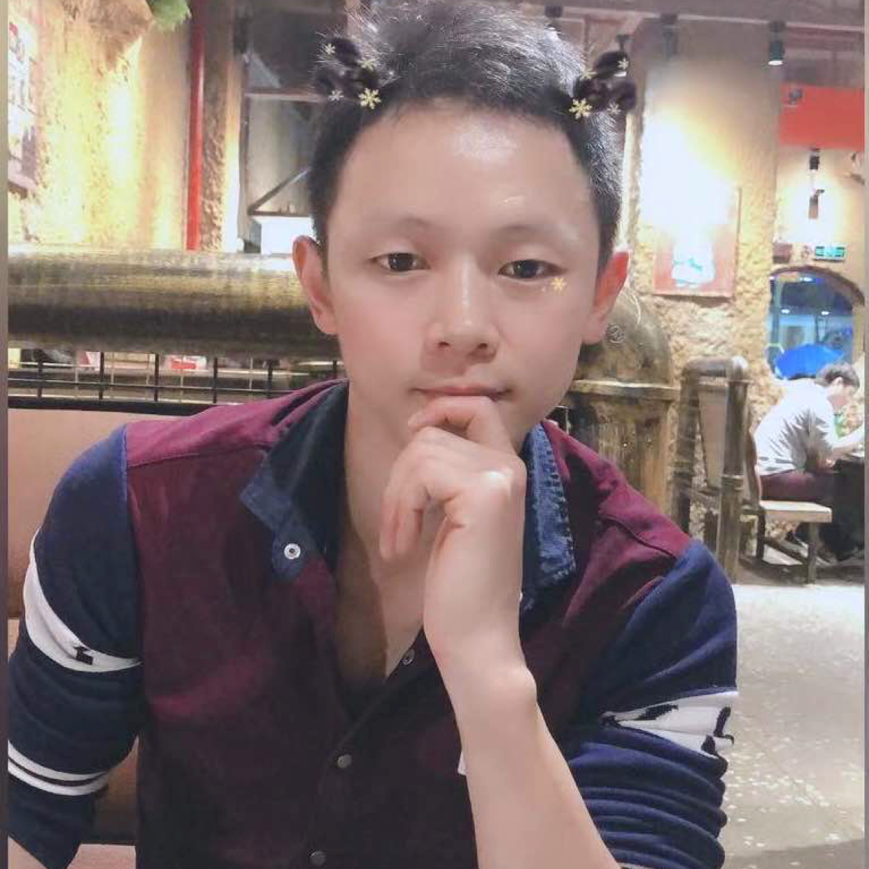 毛衣浅吻耍酷的照片