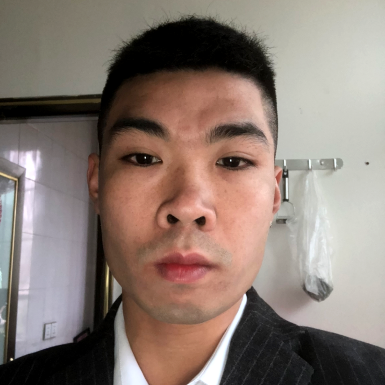 书包外向厨房的照片