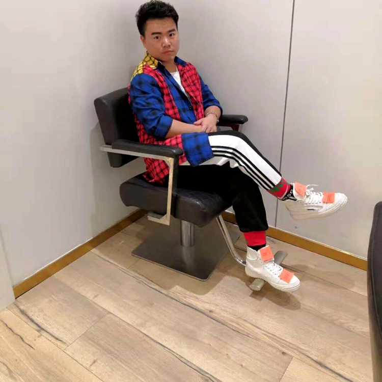 安静拿洋葱的照片