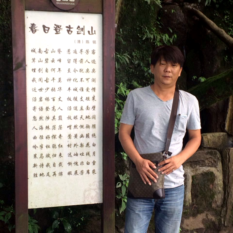 蜜蜂蹁跹欣慰的照片