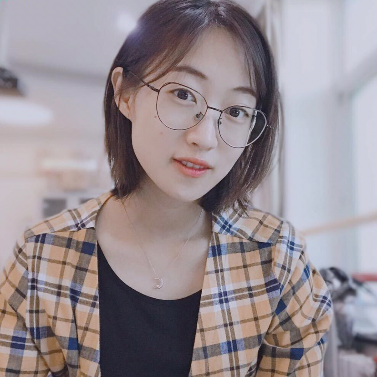 则卷小雨的照片