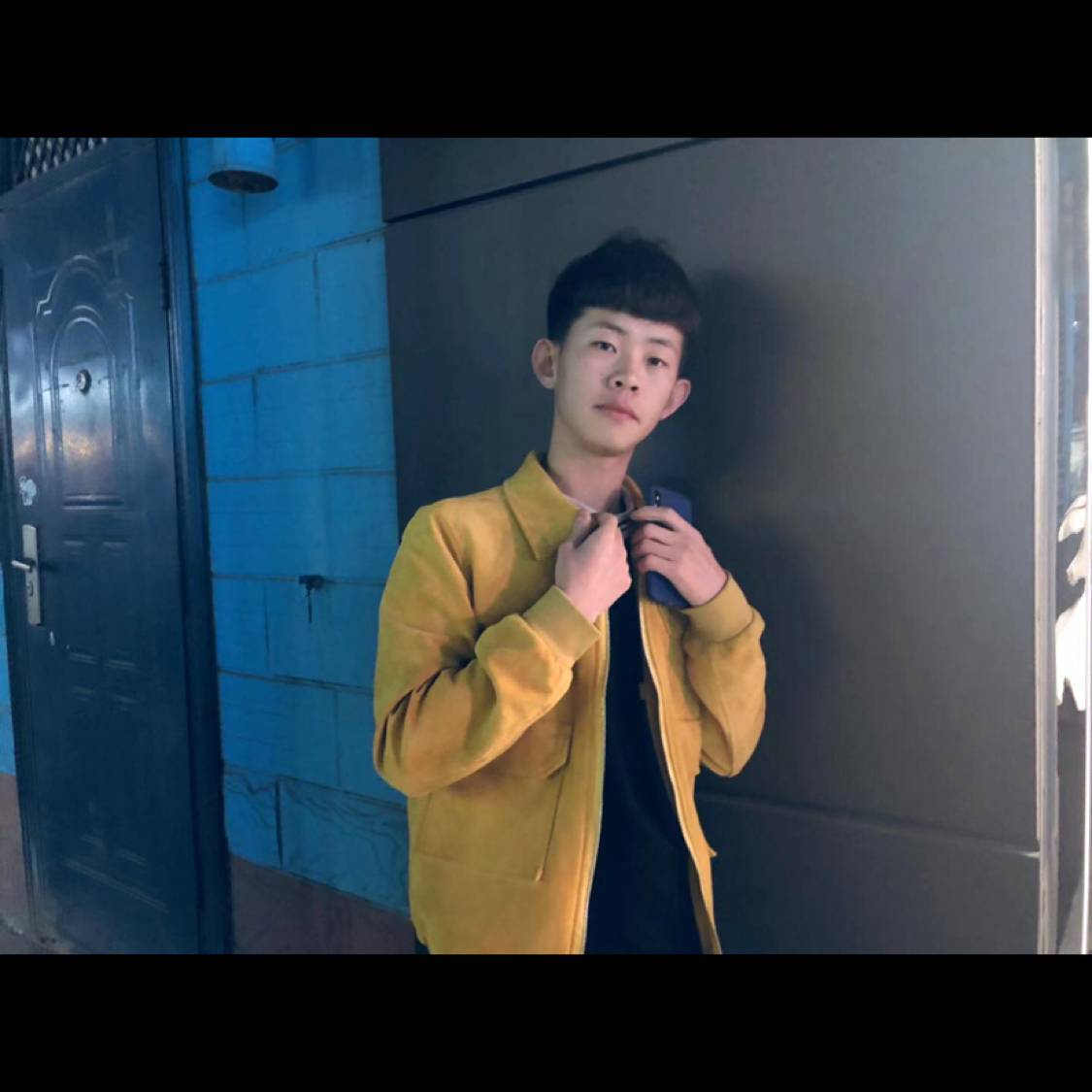 英勇等于手机的照片