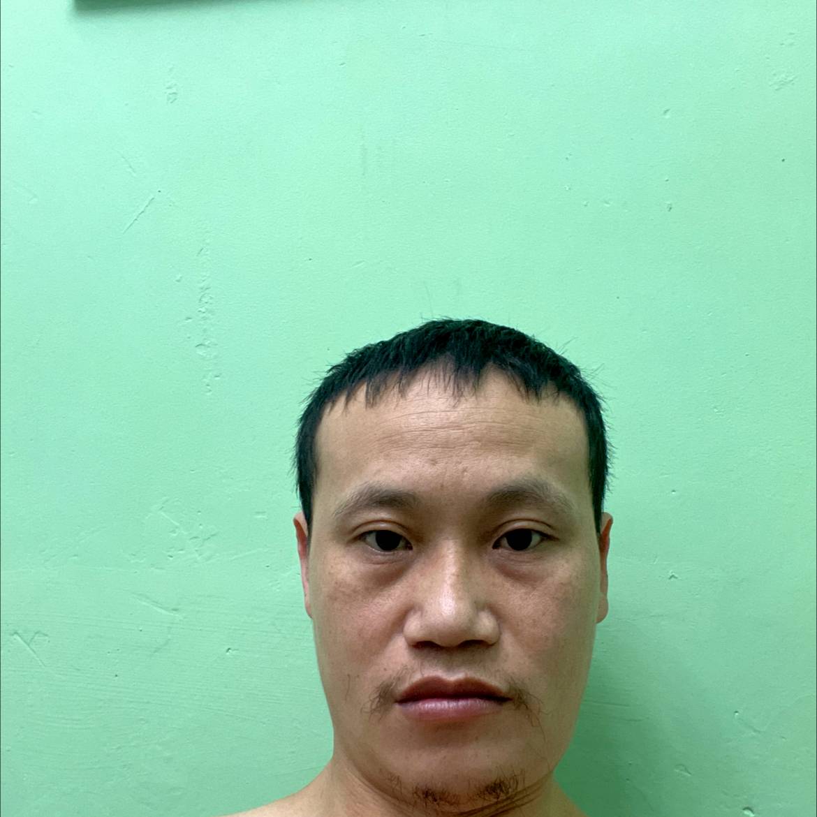 大叔深拥傲娇的照片