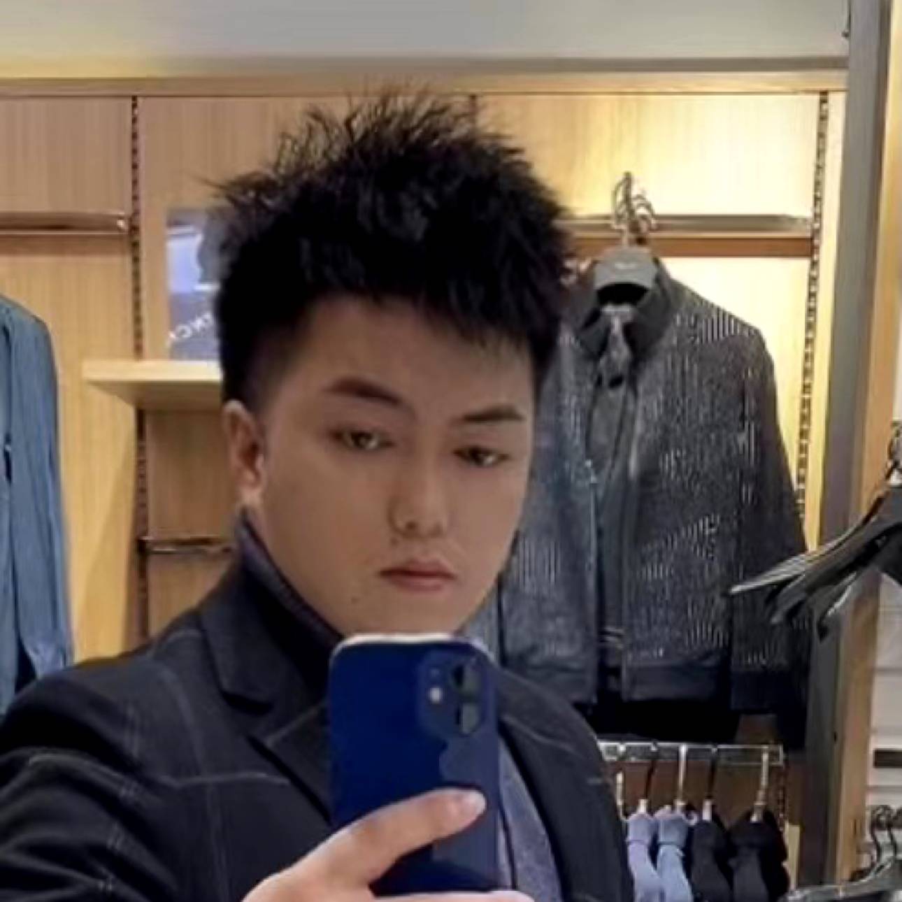 爱听歌凝眸树叶的照片