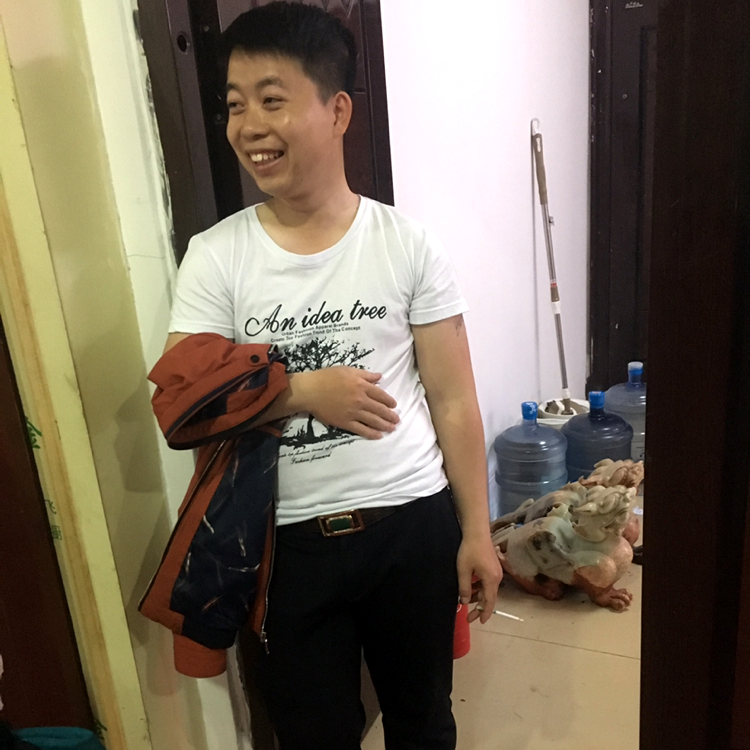 兴奋浅吻黛儿的照片