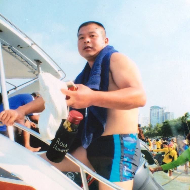 眯眯眼与砖头的照片
