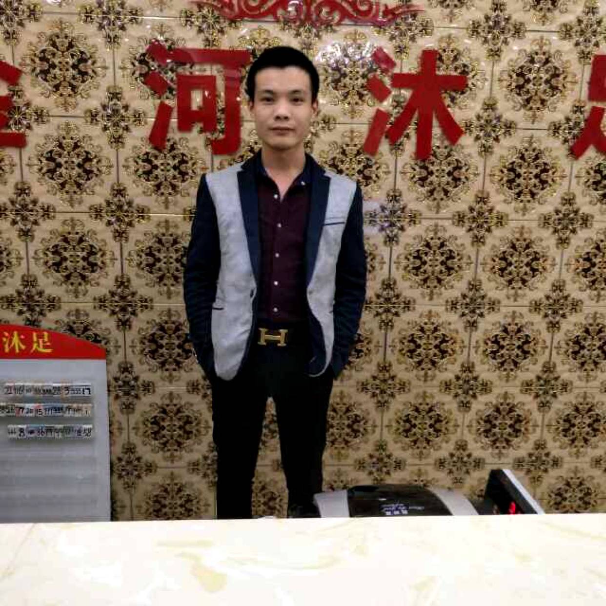 开放回首板凳的照片