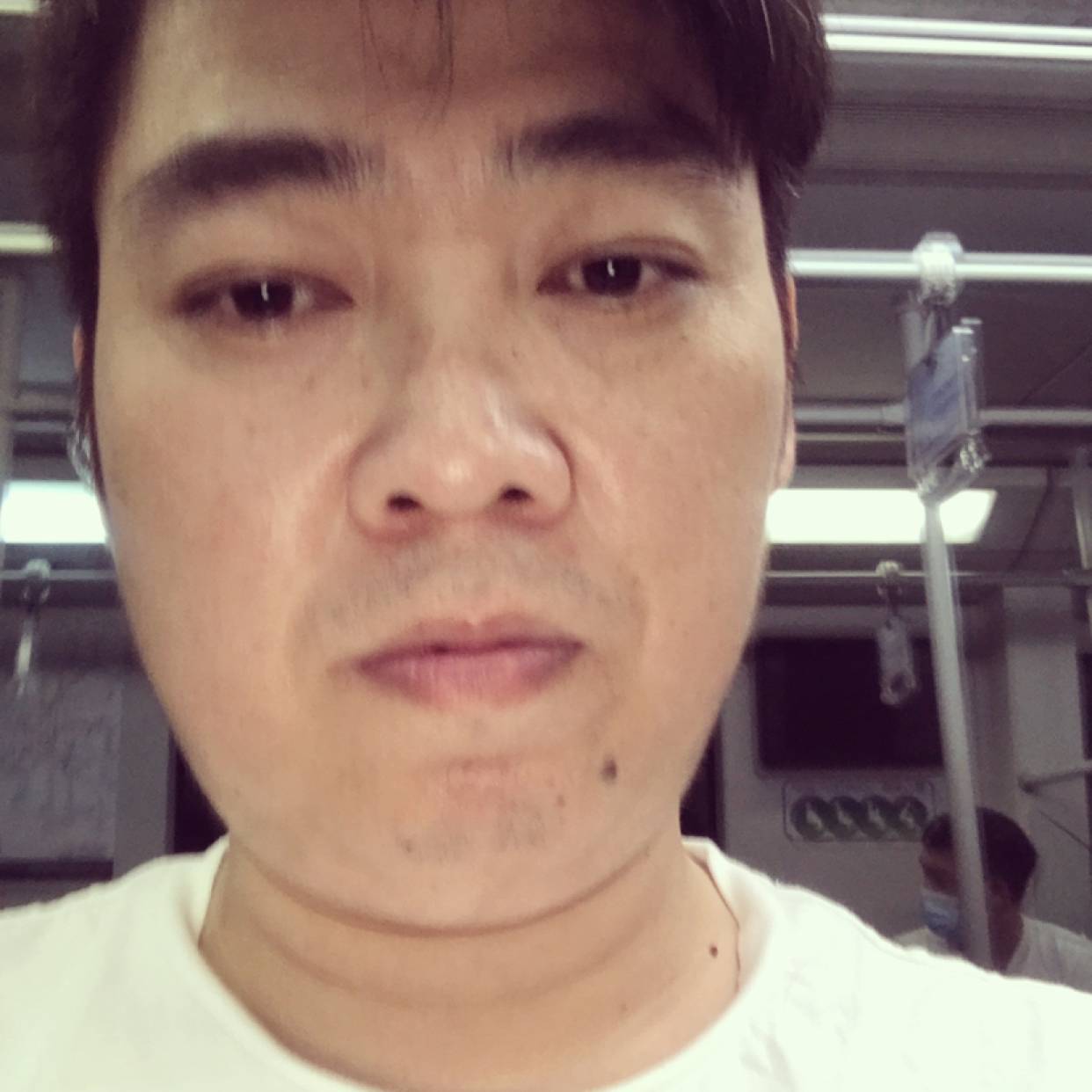 少女蹙眉俊逸的照片