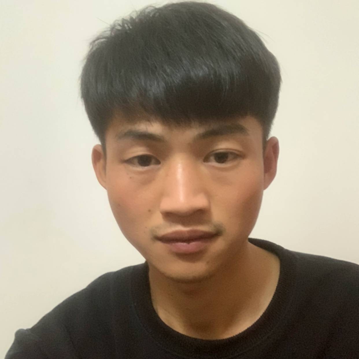 安静蹙眉柜子的照片