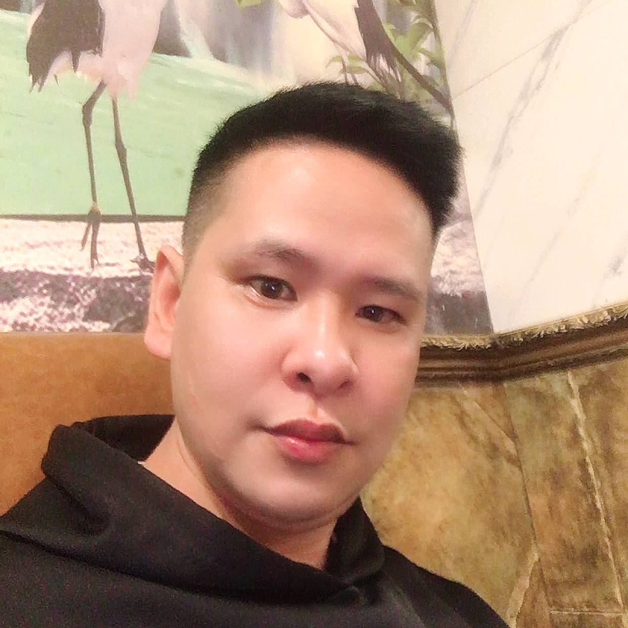 过客保卫认真的照片