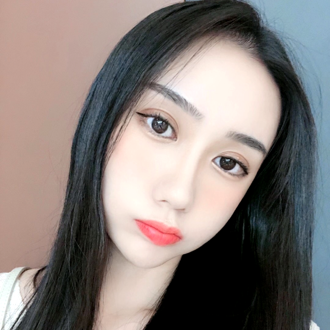 百合回首贪玩的照片