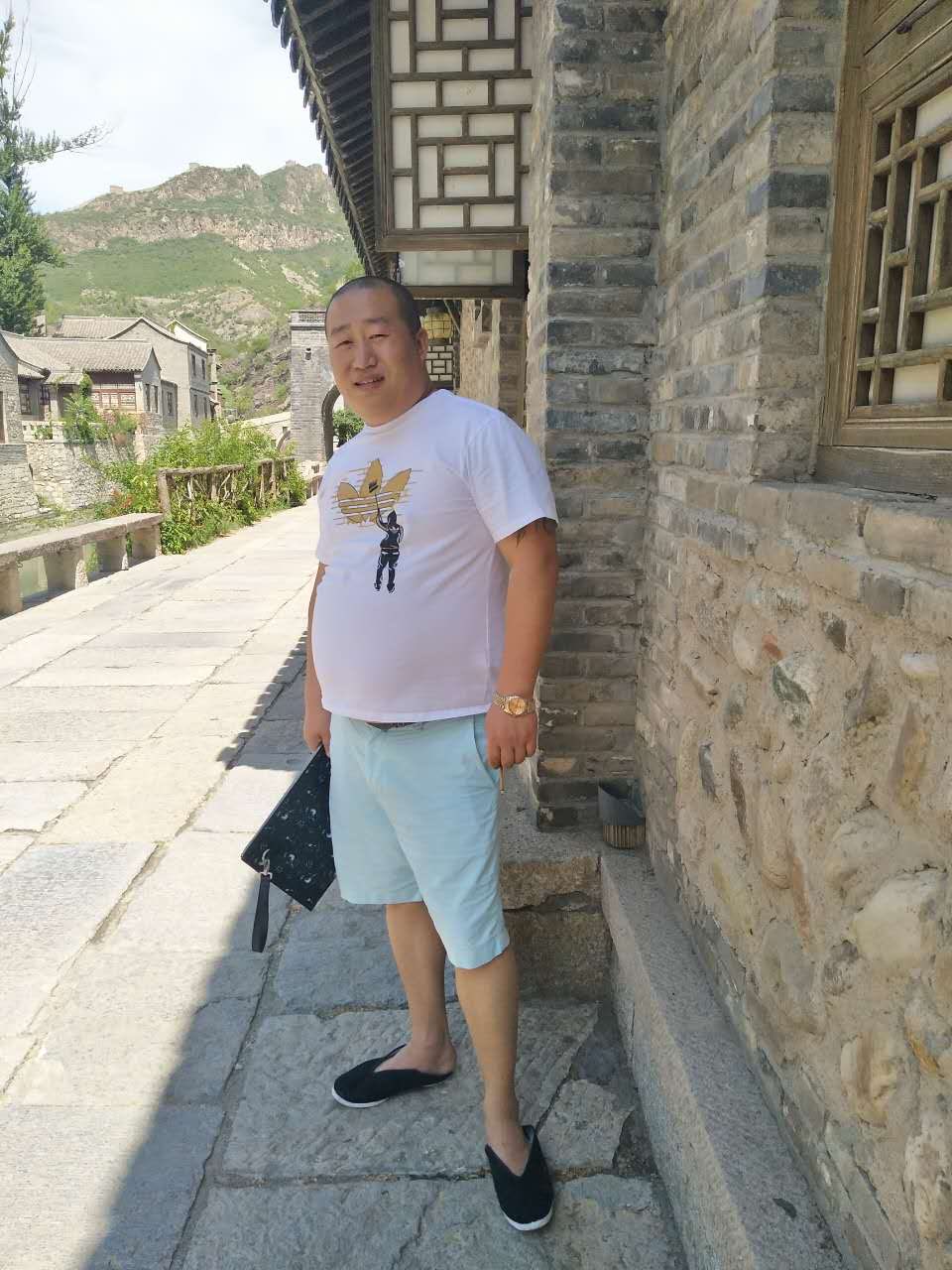 贪玩的佛珠的照片