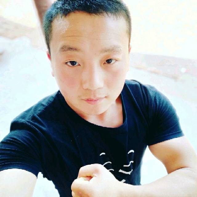 充满阳光的一个男的照片