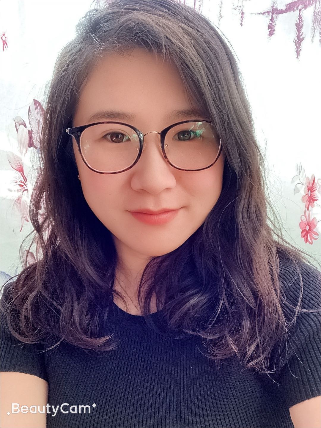 曹雪婷俄语老师的照片