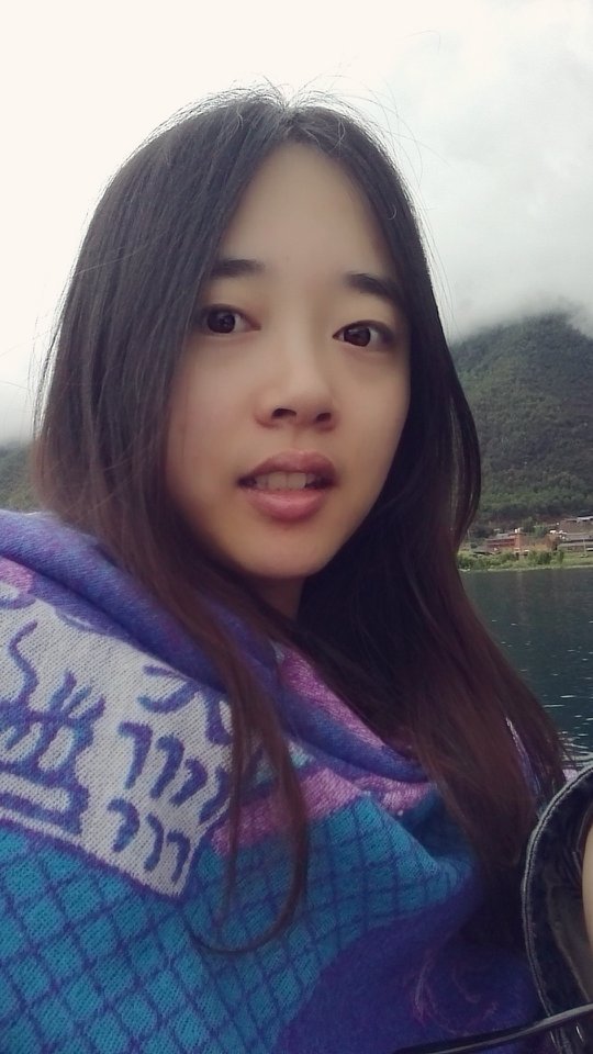 墙下行人的照片