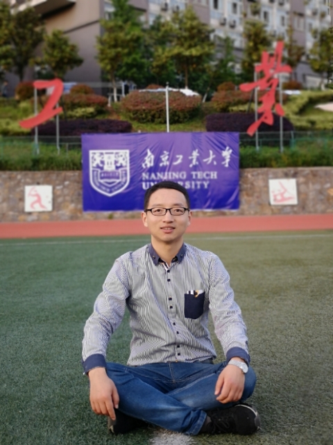 慢慢爬行的蜗牛的照片