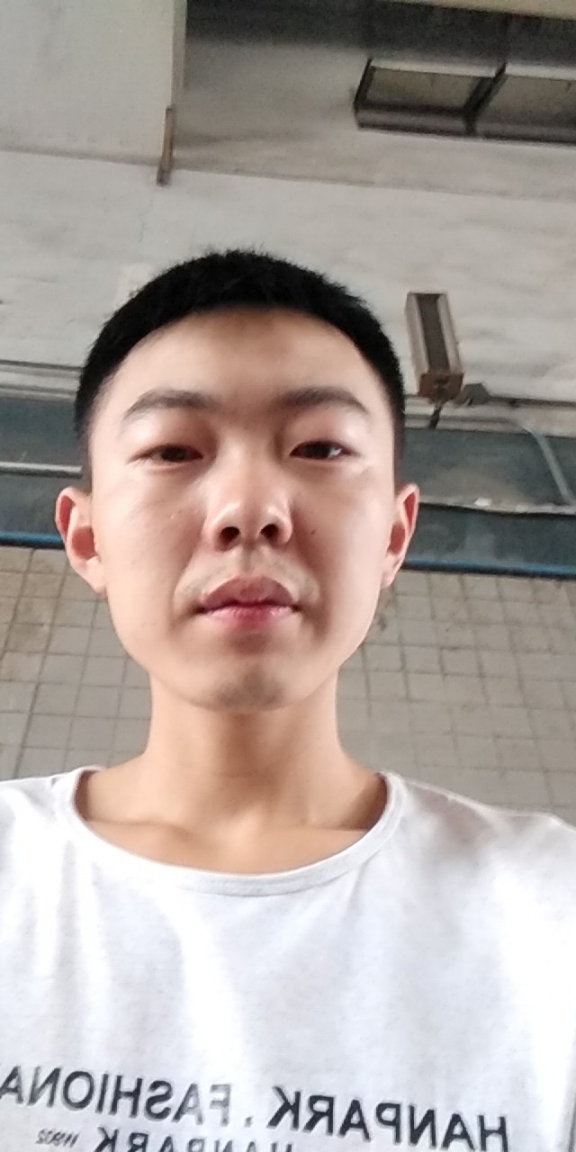 无她微笑的照片