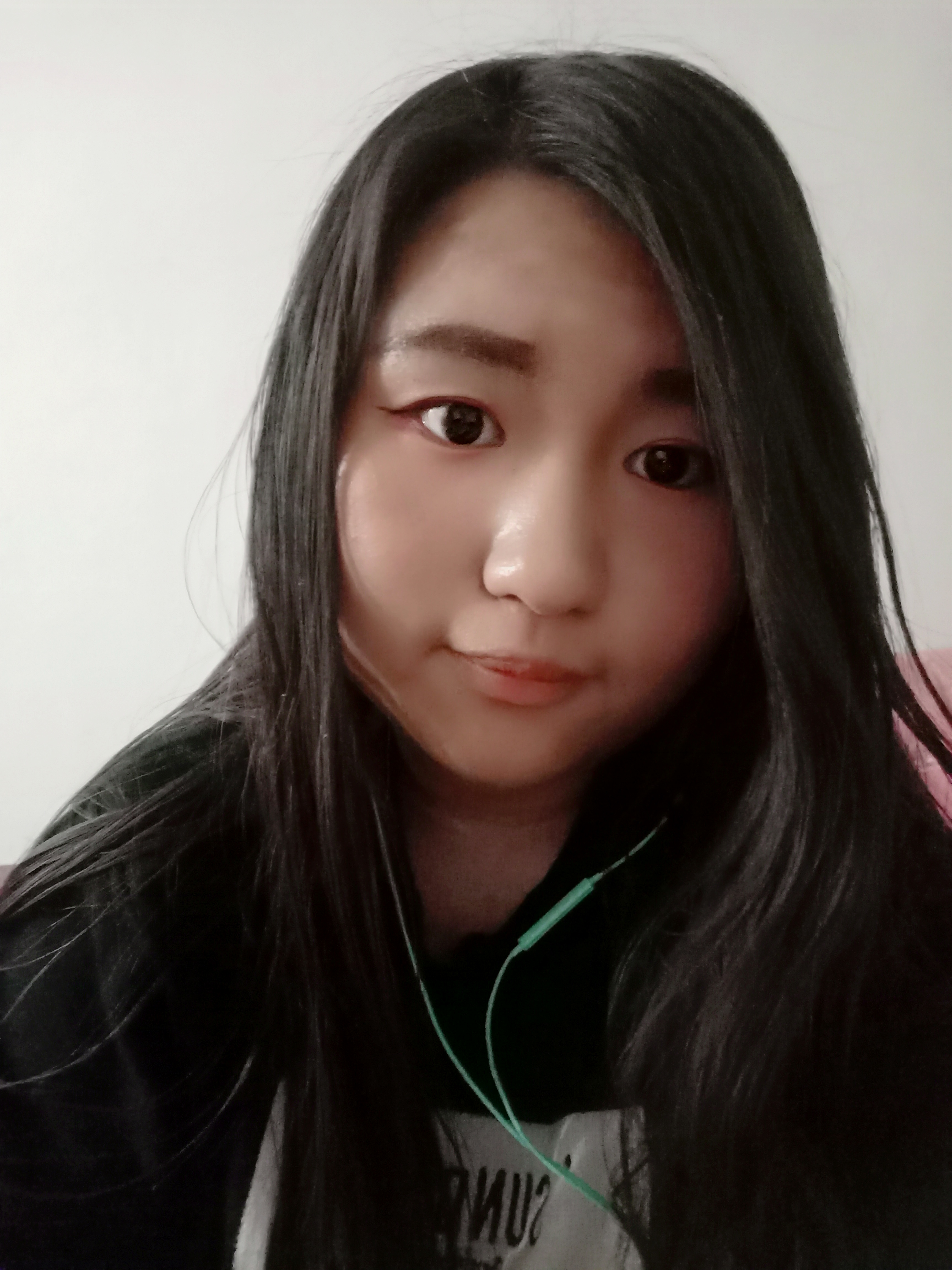 亚奈微笑的照片