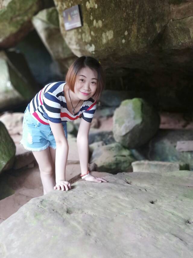 指尖花落的照片