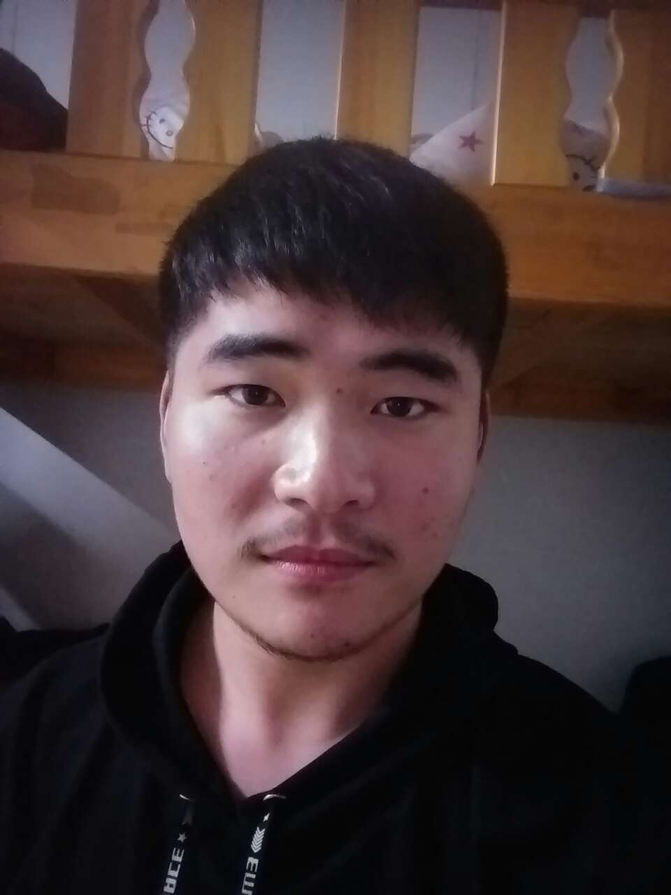 持笔画青春的照片