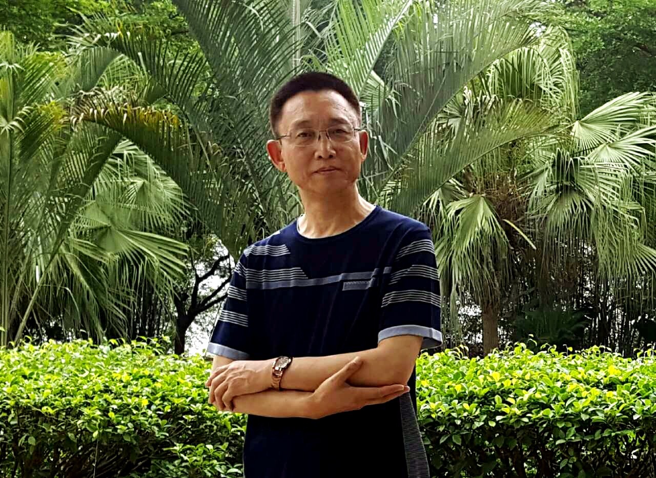 大个小老头的照片