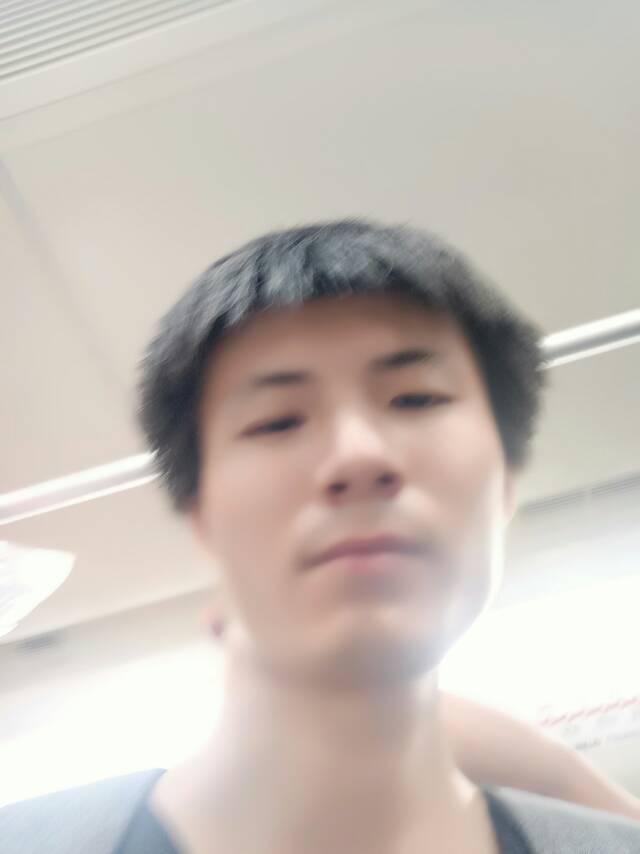 冷眸寒笑的照片